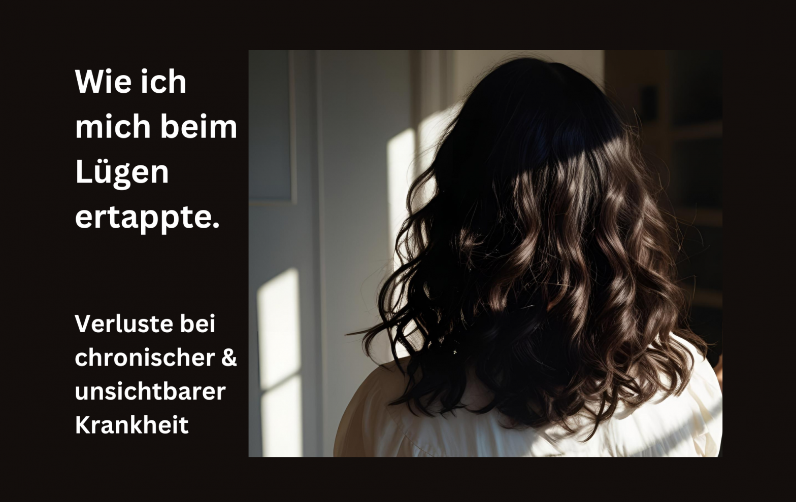 Frau mit schulterlangen dunklen Locken tritt vom Schatten ins Licht. Das Bild soll das Schweigen symbolisieren, das die Unsichtbarkeit bei chronischen & unsichtbaren Krankheiten kostet, welche Verluste zu verzeichnen sind und mit welchen Wegen/Schritten zurück zu sich findet