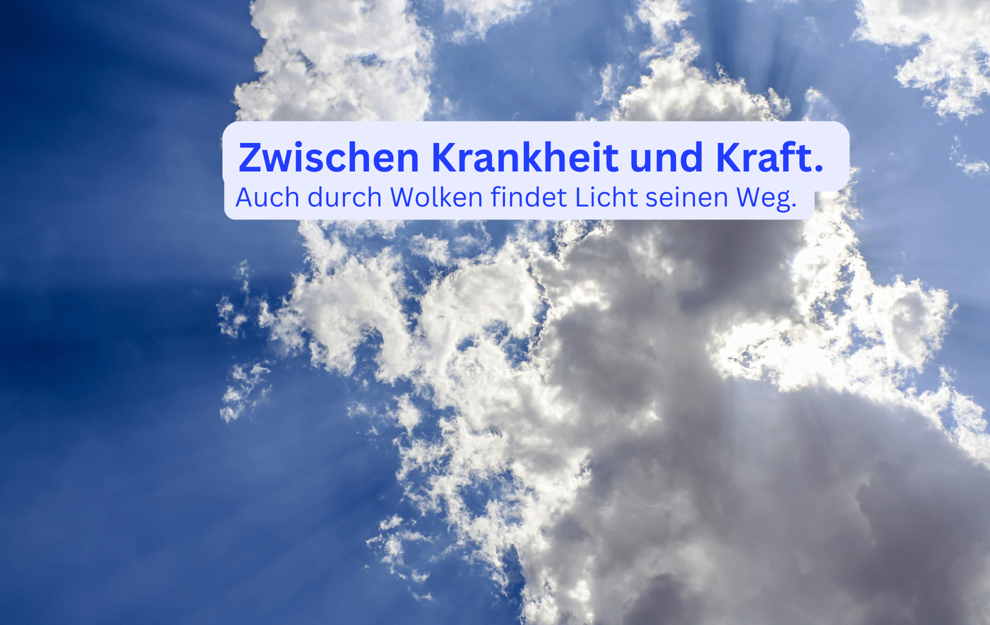 Licht bricht durch dunkle Wolken als Sinnbild für innere Stärke bei chronischer Krankheit