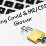 Das Titelbild zeigt einen Ausschnitt einer schwarz-weißen Tastatur, auf der ein Zettel mit der Beschriftung Long Covid & ME/CFS Glossar liegt. Die dahinterliegenden Begriffserklärungen werden bildlich durch ein geöffnetes goldenes Schloss symbolisiert, in dem der Schlüssel zu Verständnis & Heilung steckt
