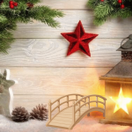 Typisches Bild mit Weihnachtssymbolen: Leuchtende Holzlaterne mit Sternen, roter Weihnachtsstern, Holzelch und Tannenzweige im Schnee. Das Bild - so einladend und ruhig wie es ist - steht stellvertretend für den Kontrast zwischen Familientradition, dem Wunsch nach Nähe und Zusammensein, jedoch aber auch nach Selbstfürsorge und Schuldgefühlen mit Long Covid und ME/CFS: Weil Weihnachten nicht mehr dasselbe ist, wie früher