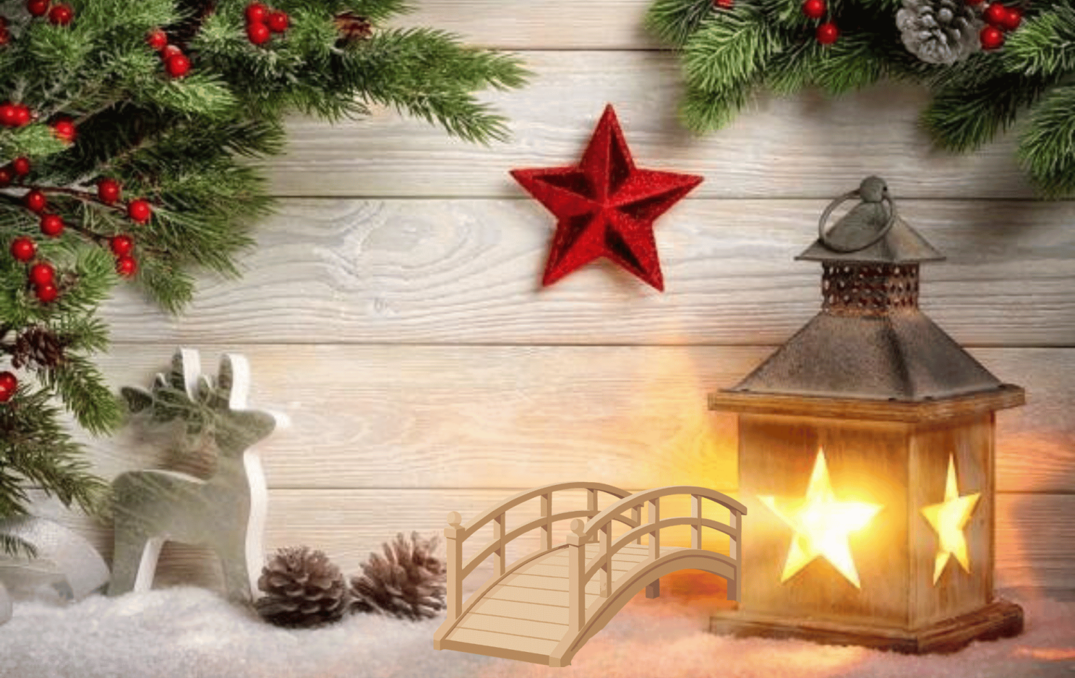 Typisches Bild mit Weihnachtssymbolen: Leuchtende Holzlaterne mit Sternen, roter Weihnachtsstern, Holzelch und Tannenzweige im Schnee. Das Bild - so einladend und ruhig wie es ist - steht stellvertretend für den Kontrast zwischen Familientradition, dem Wunsch nach Nähe und Zusammensein, jedoch aber auch nach Selbstfürsorge und Schuldgefühlen mit Long Covid und ME/CFS: Weil Weihnachten nicht mehr dasselbe ist, wie früher