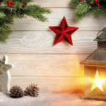 Typisches Bild mit Symbolen, die Weihnachten kennzeichnen. Hier eine kleine Laterne, die mit 2 leuchtenden Sternen als Fenster Geborgenheit und Nähe darstellen. Der rote Stern, mittig des Bildes, steht für den Weihnachtsstern. Der weiße Elch, die Zapfen davor und der Bund grün mit roten Früchten und Anhängern auf Naturbasis verstärken das Bild von Weihnachten bzw. der Weihnachtszeit. Das Bild - so einladend und ruhig wie es ist - steht stellvertretend für den Kontrast zwischen Familientradition, dem Wunsch nach Nähe und Zusammensein, jedoch aber auch nach Selbstfürsorge und Schuldgefühlen mit Long Covid und ME/CFS: Weil Weihnachten nicht mehr dasselbe ist, wie früher