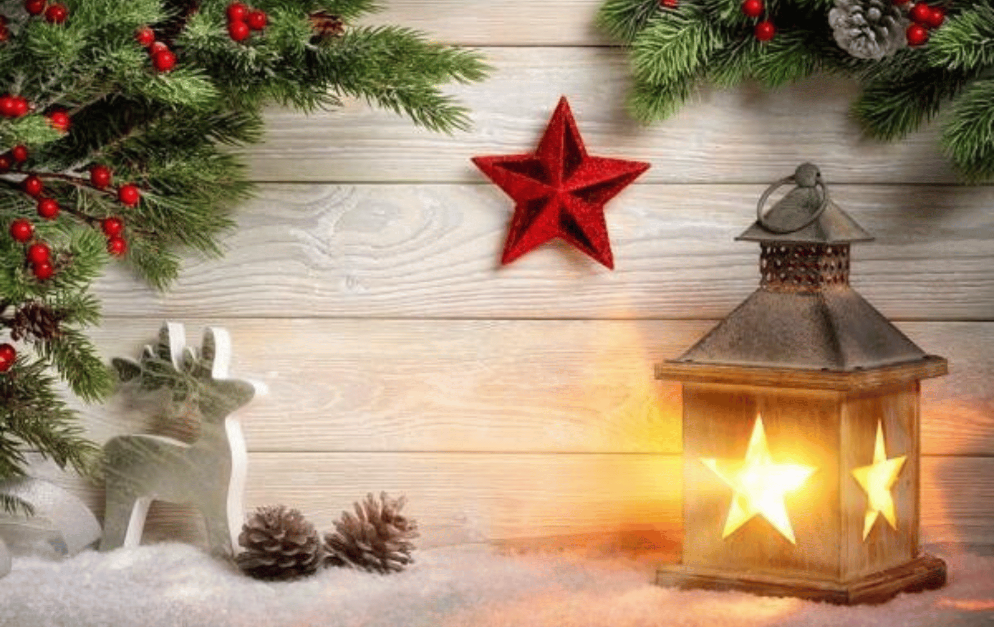 Typisches Bild mit Symbolen, die Weihnachten kennzeichnen. Hier eine kleine Laterne, die mit 2 leuchtenden Sternen als Fenster Geborgenheit und Nähe darstellen. Der rote Stern, mittig des Bildes, steht für den Weihnachtsstern. Der weiße Elch, die Zapfen davor und der Bund grün mit roten Früchten und Anhängern auf Naturbasis verstärken das Bild von Weihnachten bzw. der Weihnachtszeit. Das Bild - so einladend und ruhig wie es ist - steht stellvertretend für den Kontrast zwischen Familientradition, dem Wunsch nach Nähe und Zusammensein, jedoch aber auch nach Selbstfürsorge und Schuldgefühlen mit Long Covid und ME/CFS: Weil Weihnachten nicht mehr dasselbe ist, wie früher