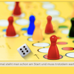 Spielfiguren auf dem Feld eines Mensch-ärgere-dich-nicht Brettspiels. Eine der Spielfiguren steht auf dem Los-Feld, daneben ist ein Würfel mit der Augenzahl 6 zu sehen. Das Beitragsbild ist ein Symbol für Rückfall und Neustart bei chronischer Erkrankung wie Long Covid, ME/CFS und andere