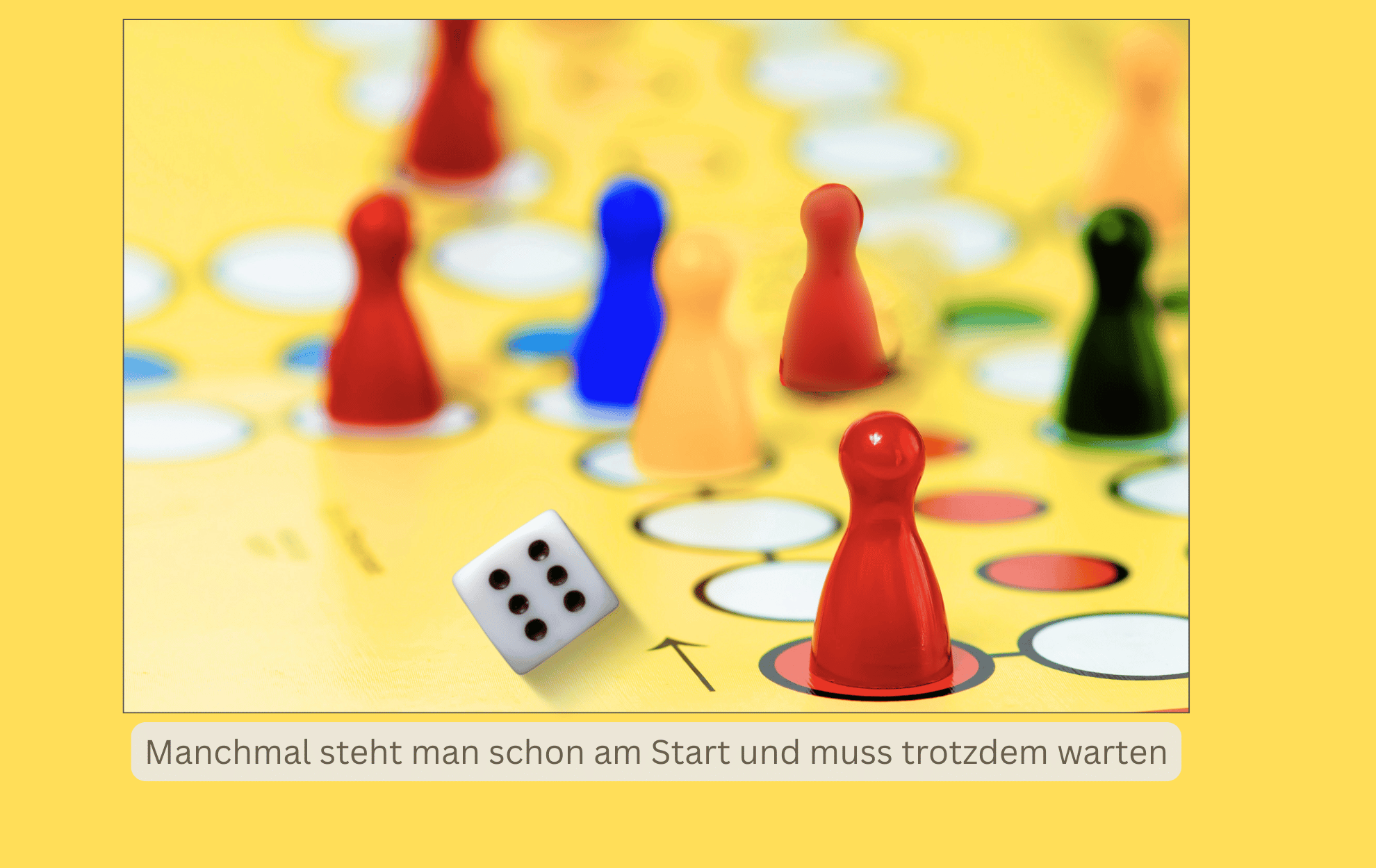 Spielfiguren auf dem Feld eines Mensch-ärgere-dich-nicht Brettspiels. Eine der Spielfiguren steht auf dem Los-Feld, daneben ist ein Würfel mit der Augenzahl 6 zu sehen. Das Beitragsbild ist ein Symbol für Rückfall und Neustart bei chronischer Erkrankung wie Long Covid, ME/CFS und andere