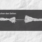 Das Bild zeigt ein Seil auf zerknitterterem weiß-abgetönten Hintergrund im graumelierten Kasten, das nur noch durch einen dünnen Faden zusammengehalten wird. Direkt unter diesem feinen Faden ist ein Spinnennetz, das zusätzlich das Symbol für einen langen Rückschlag bei chronischen und unsichtbaren Erkrankungen wie Long Covid, ME/CFS, Fatigue oder chronischer Erschöpfung unterstreicht und darstellt.