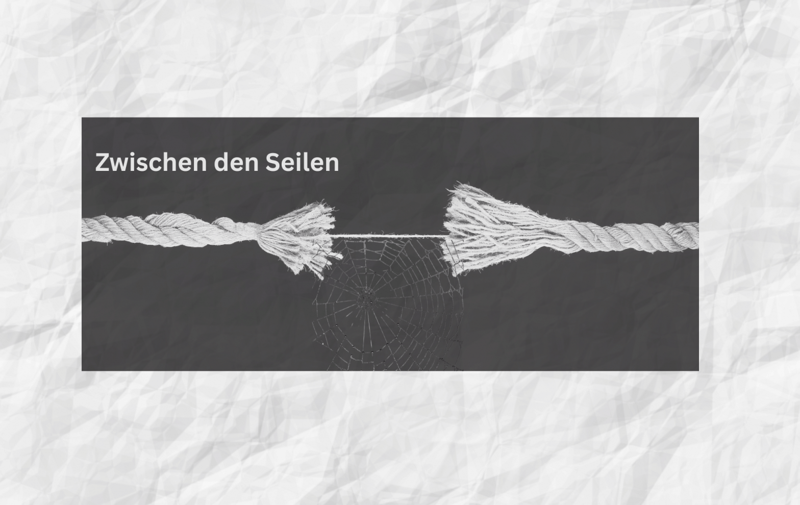 Das Bild zeigt ein Seil auf zerknitterterem weiß-abgetönten Hintergrund im graumelierten Kasten, das nur noch durch einen dünnen Faden zusammengehalten wird. Direkt unter diesem feinen Faden ist ein Spinnennetz, das zusätzlich das Symbol für einen langen Rückschlag bei chronischen und unsichtbaren Erkrankungen wie Long Covid, ME/CFS, Fatigue oder chronischer Erschöpfung unterstreicht und darstellt.