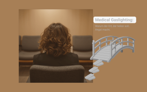 Beitragsbild zum Artikel: "Medical Gaslighting und die Angst vor Klinikaufenthalten bzw. Ärzten". Man sieht von hinten eine Frau mit lockigen Haaren in einem Wartezimmer sitzen. Ein paar wenige Das Licht ist warm, aber gedämpft. Stühle sind um sie herum. Der Text auf dem Bild ist grau und schlicht gehalten: Medical Gaslighting: Warum der Ort, der heilen sollte, Angst macht. Das Bild soll das Gefühl bei Medical Gaslighting transportieren, d. h. Warten, Alleinsein, die Last und Angst vor dem Gespräch.
