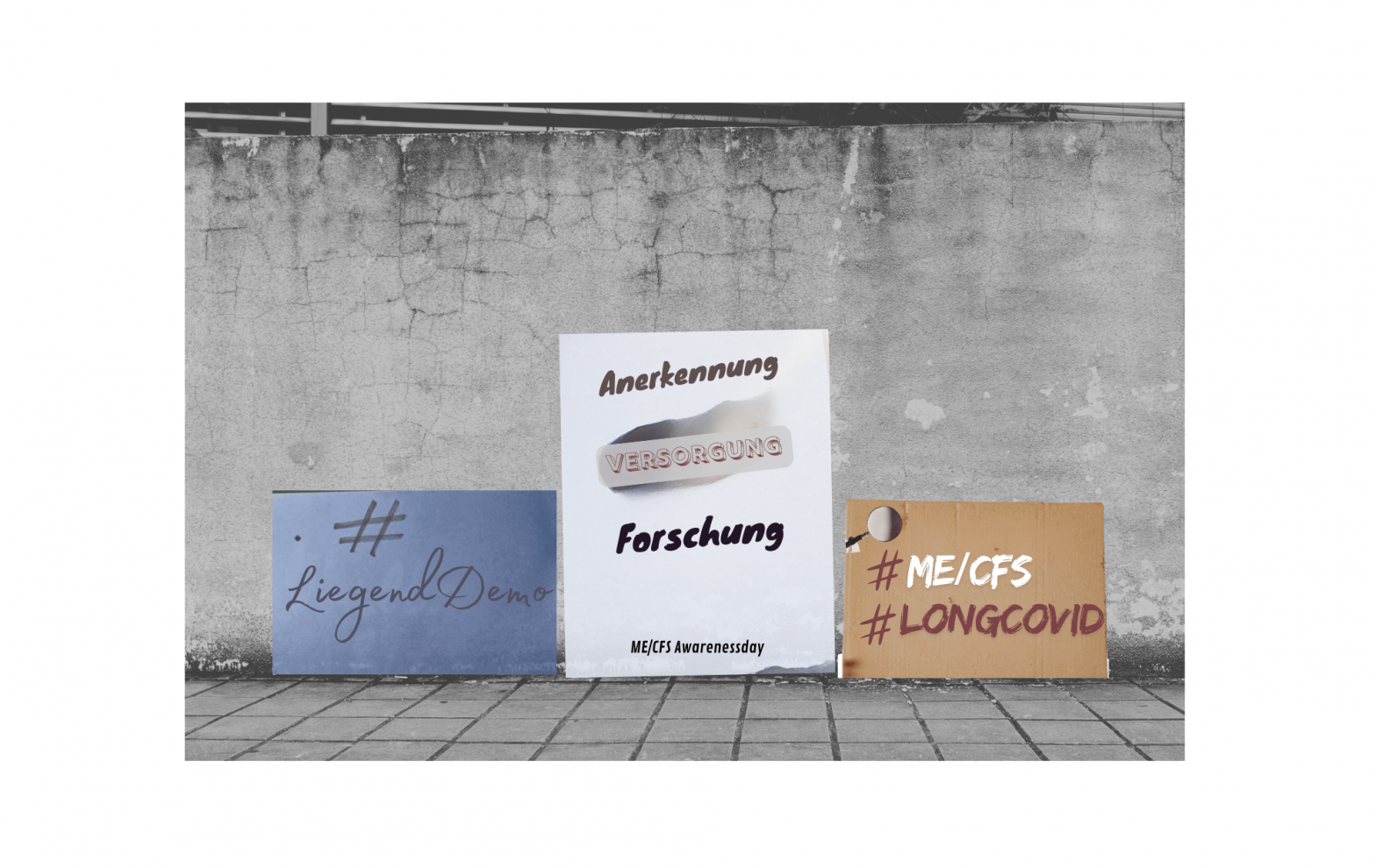 Drei Protestplakate für die Liegenddemo ME/CFS lehnen an einer rissigen grauen Betonwand mit davor angrenzenden Pflastersteinen. Die Forderung auf den Plakaten lautet: Anerkennung, Versorgung und Forschung zum ME/CFS und LongCovid