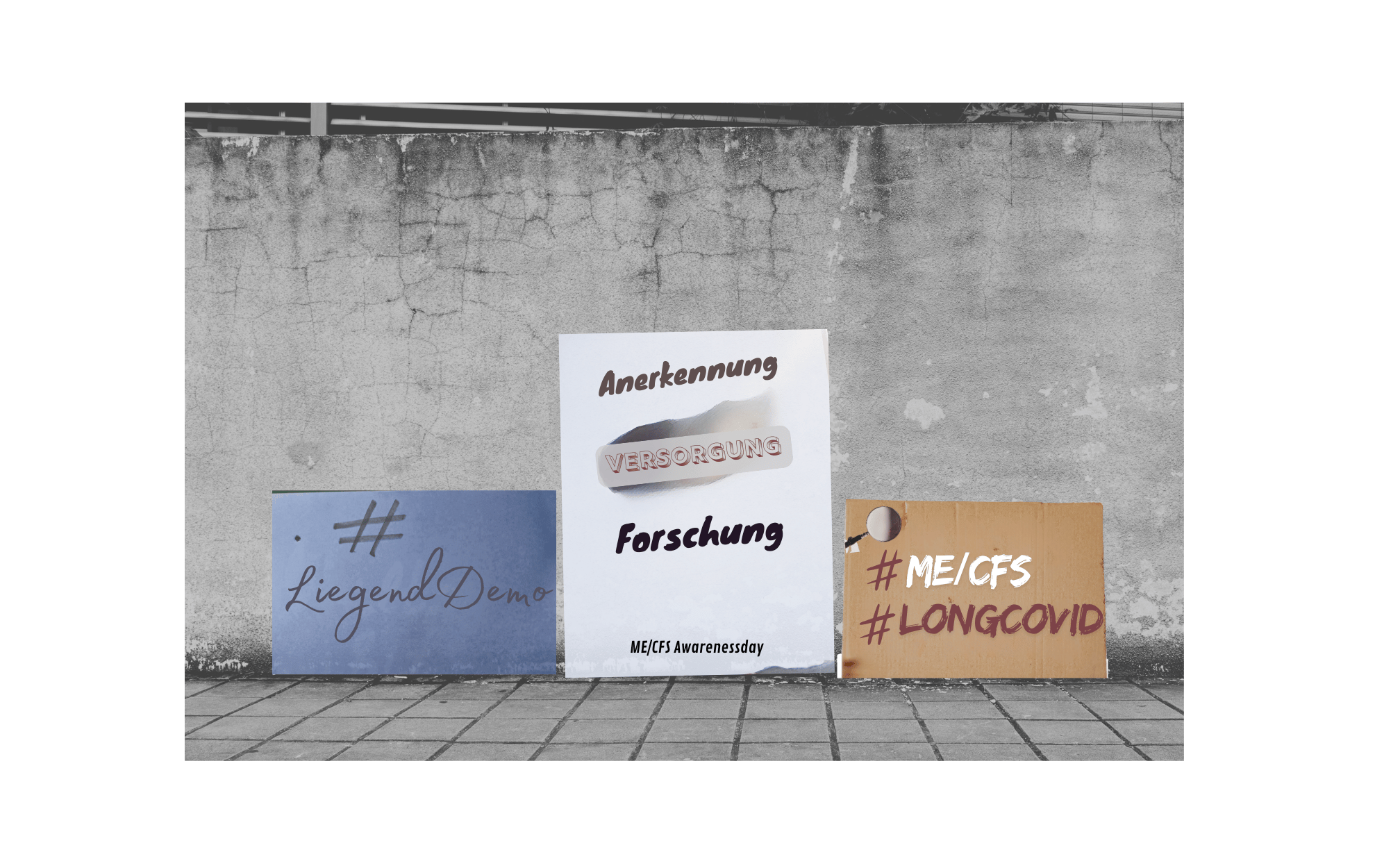 Drei Protestplakate für die Liegenddemo ME/CFS lehnen an einer rissigen grauen Betonwand mit davor angrenzenden Pflastersteinen. Die Forderung auf den Plakaten lautet: Anerkennung, Versorgung und Forschung zum ME/CFS und LongCovid