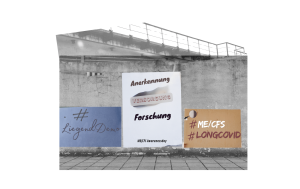 Es sind Plakate in unterschiedlicher Größe und Farbe an einer grauen rissigen Betonwand zu sehen, die auf Liegenddemo bei ME/CFS aufmerksam machen: „Anerkennung, Versorgung, Forschung", „#LiegendDemo" und „#ME/CFS #LongCovid" zum ME/CFS Awarenessday