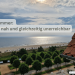 Chronisch krank im Sommer: Blick von der Wohnung durch ein Fenster auf die Ostsee im Sommer. Das Bild soll die Isolation chronisch kranker Menschen – wie z. B. Betroffene von Long bzw. Post Covid, ME/CFS, Migräne oder Fibromyalgie – an warmen Tagen widerspiegeln