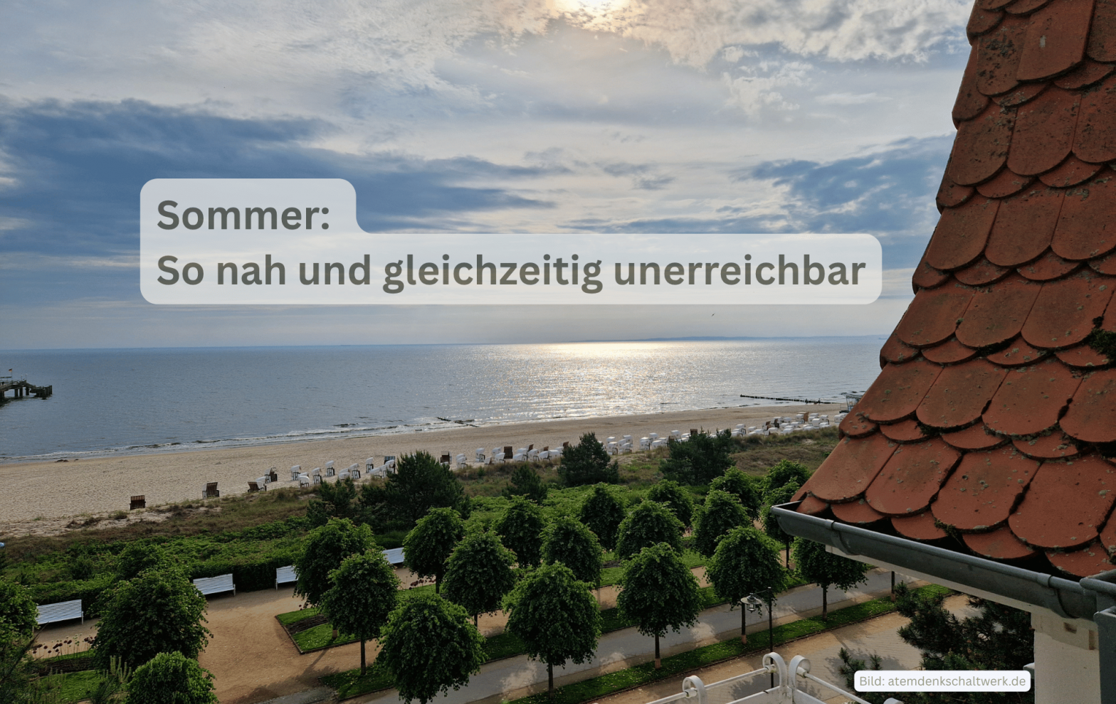 Chronisch krank im Sommer: Blick von der Wohnung durch ein Fenster auf die Ostsee im Sommer. Das Bild soll die Isolation chronisch kranker Menschen – wie z. B. Betroffene von Long bzw. Post Covid, ME/CFS, Migräne oder Fibromyalgie – an warmen Tagen widerspiegeln