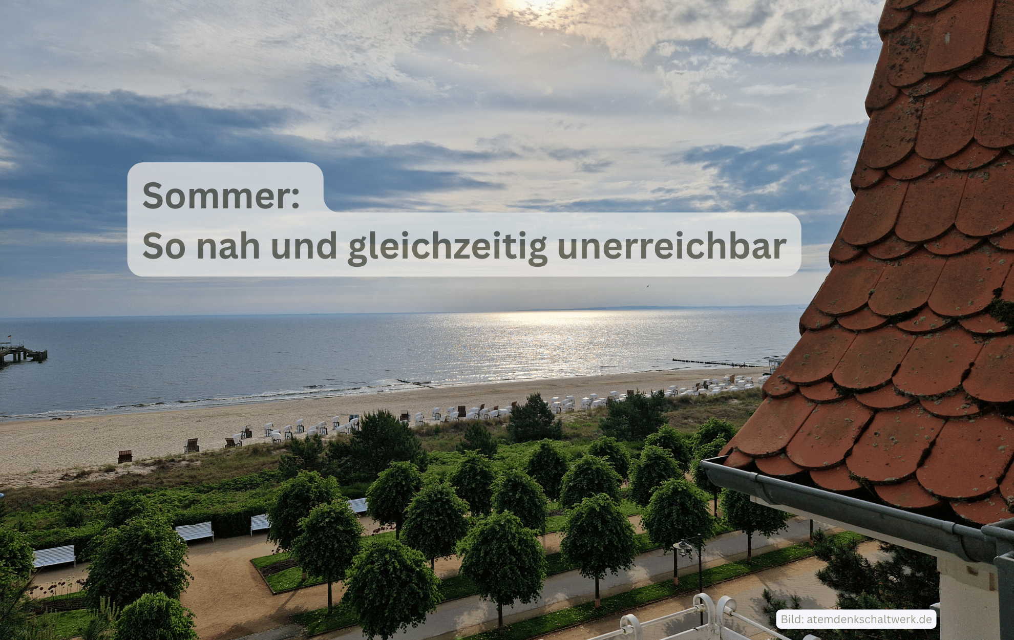 Chronisch krank im Sommer: Blick von der Wohnung durch ein Fenster auf die Ostsee im Sommer. Das Bild soll die Isolation chronisch kranker Menschen – wie z. B. Betroffene von Long bzw. Post Covid, ME/CFS, Migräne oder Fibromyalgie – an warmen Tagen widerspiegeln