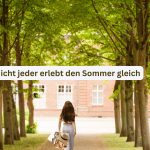 Frau geht allein eine schattige Allee entlang, mit dem Ziel der Hitze bzw. Wärme so lange wie möglich zu entkommen, die sie bereits mit Austreten der Allee sehen kann (Gebäude in der vollen Sonne) Symbolbild für Hitzeintoleranz bei Long Covid und ME/CFS im Sommer