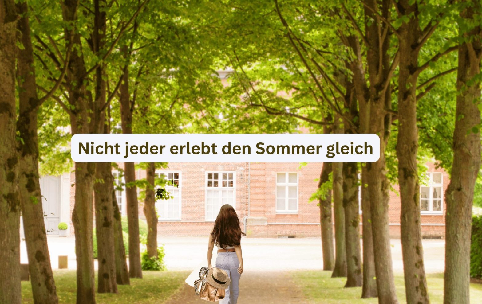 Frau geht allein eine schattige Allee entlang, mit dem Ziel der Hitze bzw. Wärme so lange wie möglich zu entkommen, die sie bereits mit Austreten der Allee sehen kann (Gebäude in der vollen Sonne) Symbolbild für Hitzeintoleranz bei Long Covid und ME/CFS im Sommer