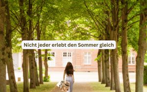 Frau geht allein eine schattige Allee entlang, mit dem Ziel der Hitze bzw. Wärme so lange wie möglich zu entkommen, die sie bereits mit Austreten der Allee sehen kann (Gebäude in der vollen Sonne) Symbolbild für Hitzeintoleranz bei Long Covid und ME/CFS im Sommer