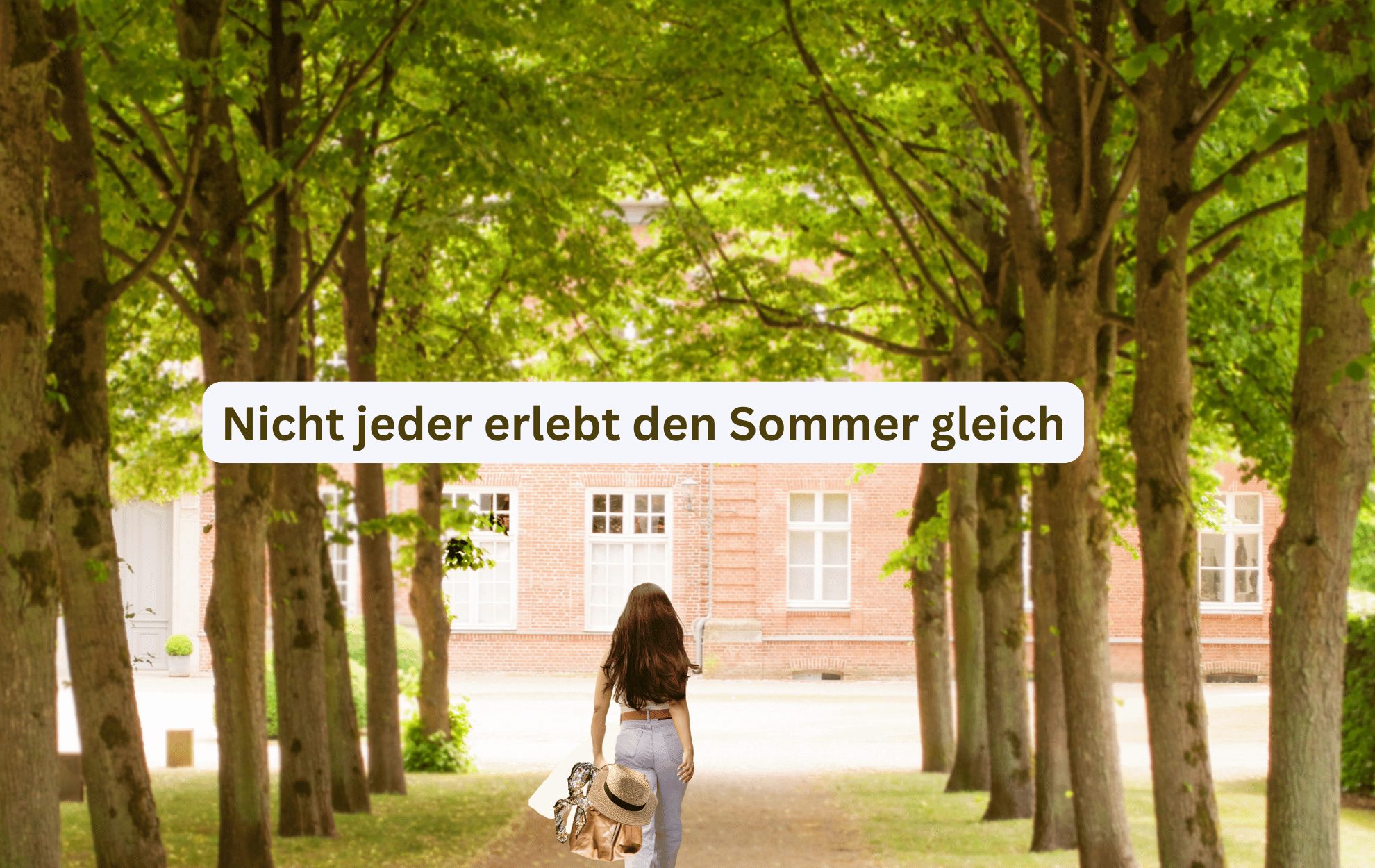 Frau geht allein eine schattige Allee entlang, mit dem Ziel der Hitze bzw. Wärme so lange wie möglich zu entkommen, die sie bereits mit Austreten der Allee sehen kann (Gebäude in der vollen Sonne) Symbolbild für Hitzeintoleranz bei Long Covid und ME/CFS im Sommer