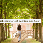Frau sucht bei Sommerhitze den Schatten einer Baumallee. Die Botschaft dabei: „Nicht jeder erlebt den Sommer gleich" – Hitzeintoleranz bei Long Covid und ME/CFS