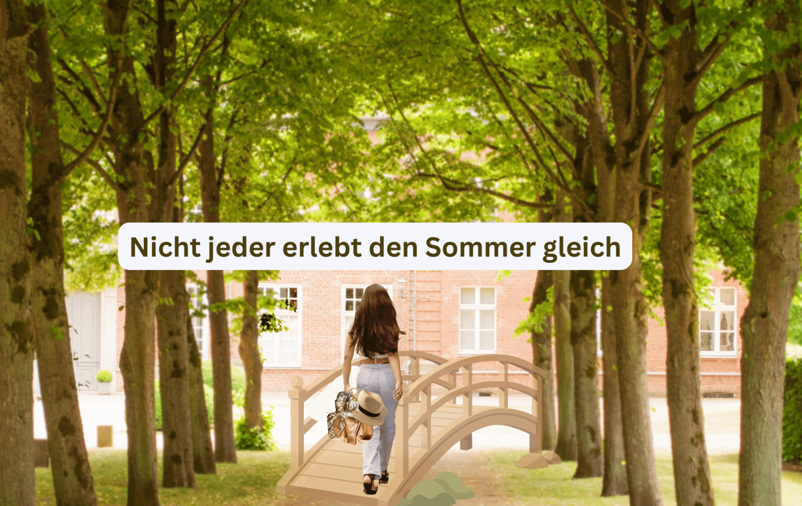 Frau sucht bei Sommerhitze den Schatten einer Baumallee. Die Botschaft dabei: „Nicht jeder erlebt den Sommer gleich" – Hitzeintoleranz bei Long Covid und ME/CFS