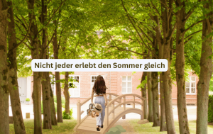 Frau sucht bei Sommerhitze den Schatten einer Baumallee. Die Botschaft dabei: „Nicht jeder erlebt den Sommer gleich" – Hitzeintoleranz bei Long Covid und ME/CFS