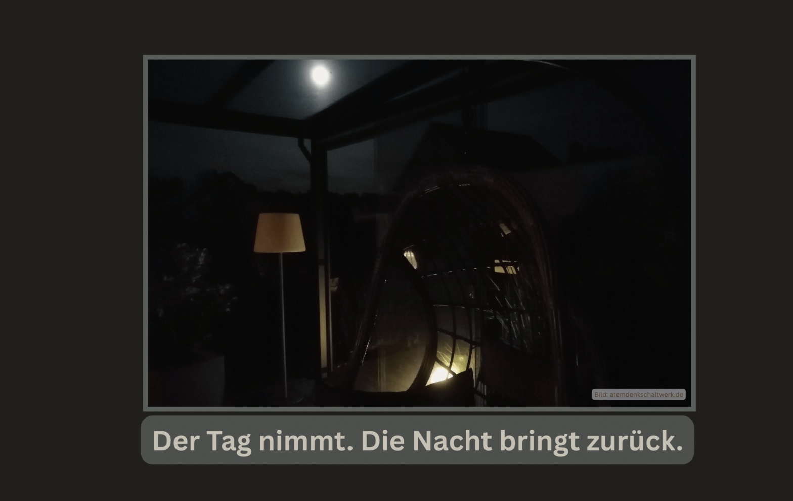 Leerer Hängesessel bei Nacht mit Vollmond im Hintergrund. Symbolbild dafür, wie sich der Sommer bei Long Covid und ME/CFS fast vollständig in die Nachtstunden verschiebt.