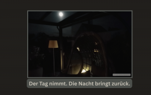 Leerer Hängesessel bei Nacht mit Vollmond im Hintergrund. Symbolbild dafür, wie sich der Sommer bei Long Covid und ME/CFS fast vollständig in die Nachtstunden verschiebt.