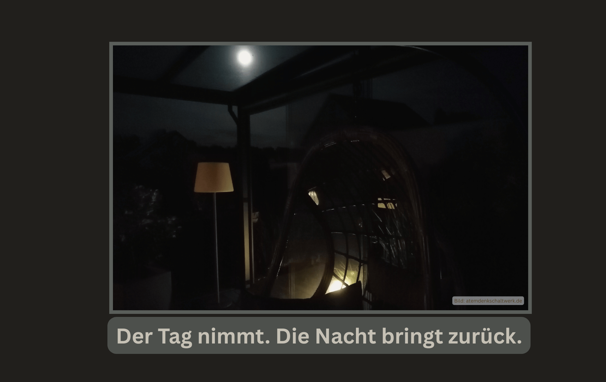 Leerer Hängesessel bei Nacht mit Vollmond im Hintergrund. Symbolbild dafür, wie sich der Sommer bei Long Covid und ME/CFS fast vollständig in die Nachtstunden verschiebt.
