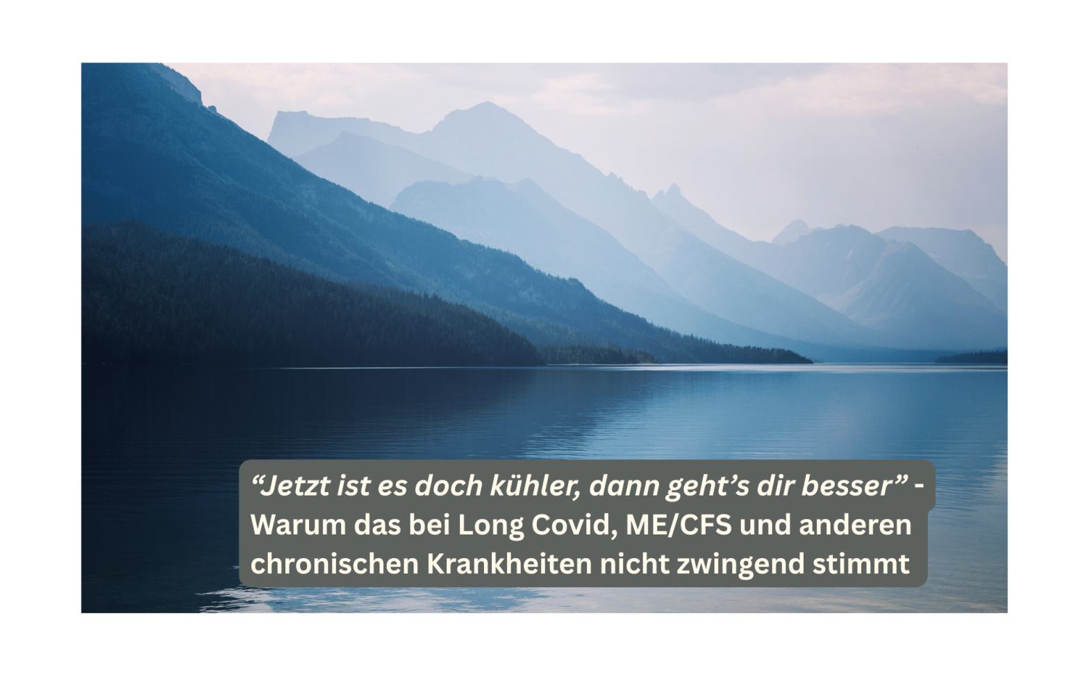 Nebelverhangene Berge an einem stillen und teils dunklem See mit dem Satz „Jetzt ist es doch kühler, dann geht's dir besser“ – warum Wetterwechsel bei Long Covid, ME/CFS und chronischen Krankheiten nicht zwingend stimmt